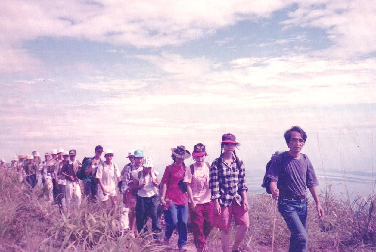 Nh&agrave; văn Ho&agrave;ng Phủ Ngọc Tường (người đầu đo&agrave;n) đi tham quan Bạch M&atilde; năm 1994. Sau chuyến đi, nh&agrave; văn đ&atilde; viết n&ecirc;n b&uacute;t k&yacute; nổi tiếng Ngọn n&uacute;i ảo ảnh. - Ảnh: T&aacute;c giả cung cấp